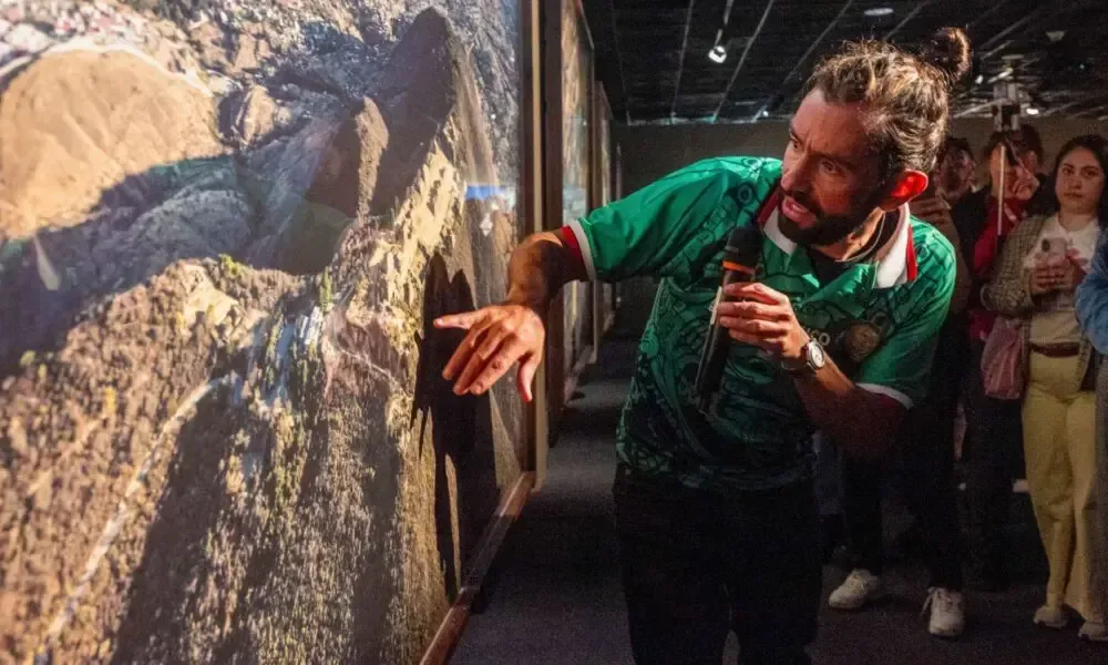 La exposición "Tlachtli" de Santiago Arau conecta el mundial actual con la rica historia del juego de pelota prehispánico.