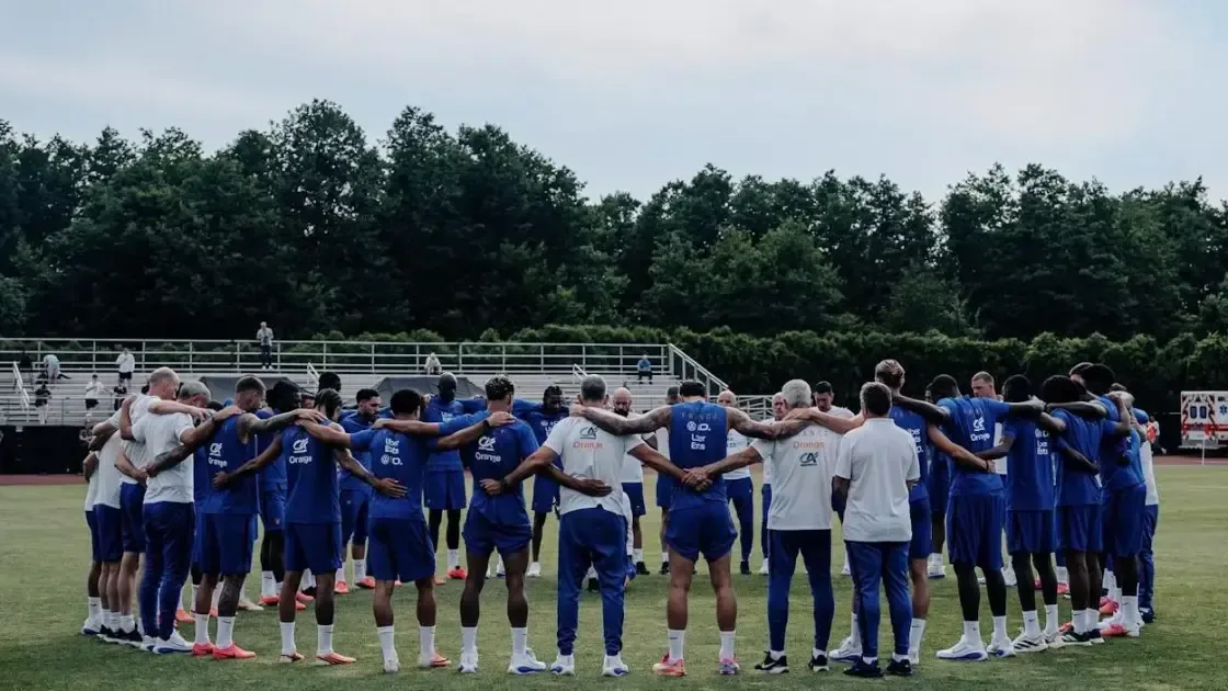 La selección francesa, campeona mundial, se enfrenta a Irak en un crucial partido.