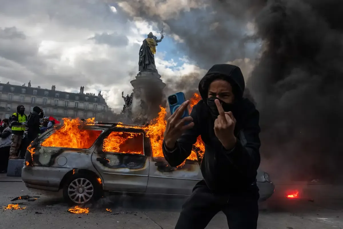Las recientes protestas reflejan el descontento social y el ascenso de la extrema derecha en el país.