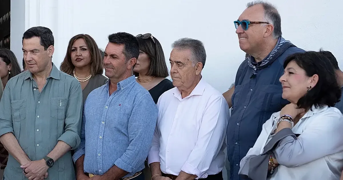 El alcalde de Almonte intenta aprobar legislación clave durante la feria local, a pesar de la oposición.
