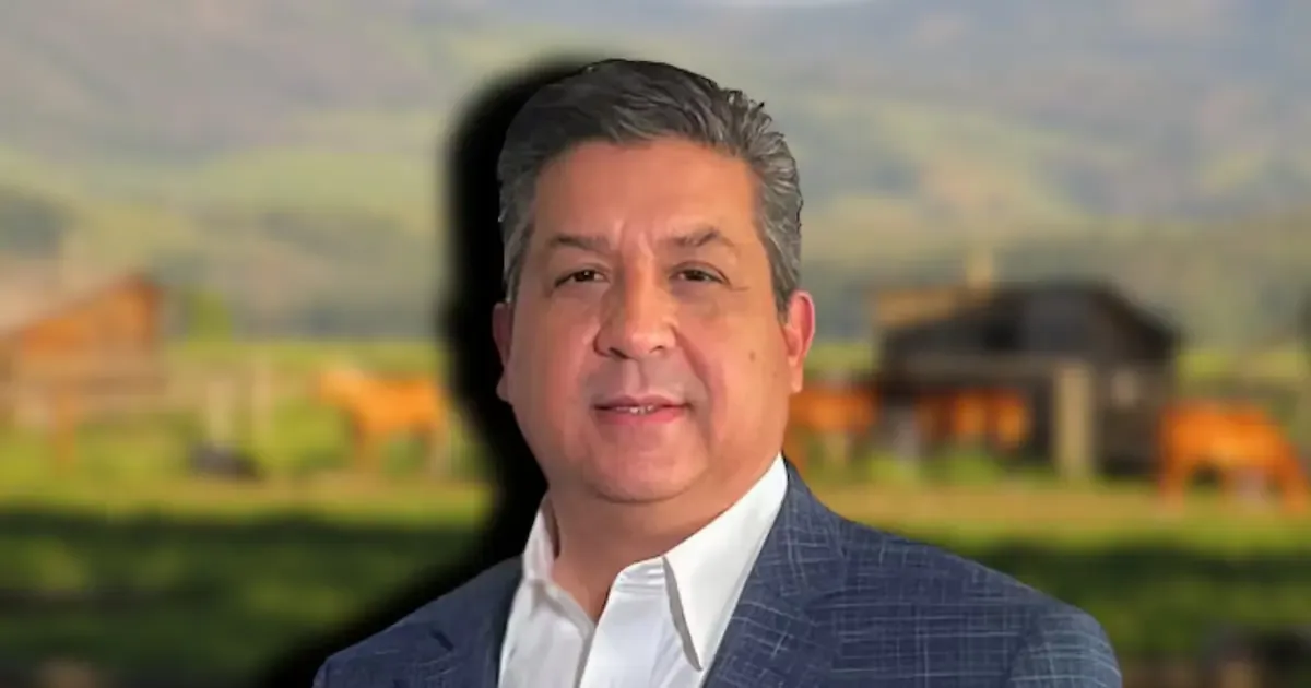 El exgobernador es señalado por delitos graves en México y se defiende desde el extranjero.