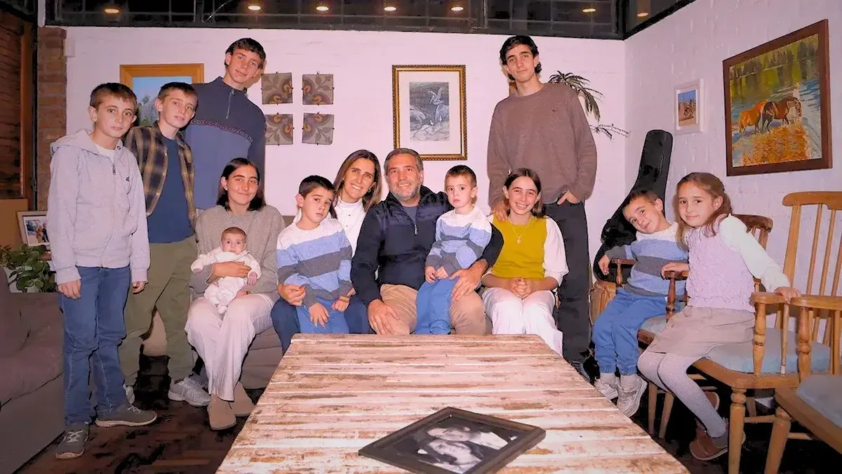 La paternidad le ha enseñado a este padre la importancia de ser flexible en la crianza de una familia numerosa.