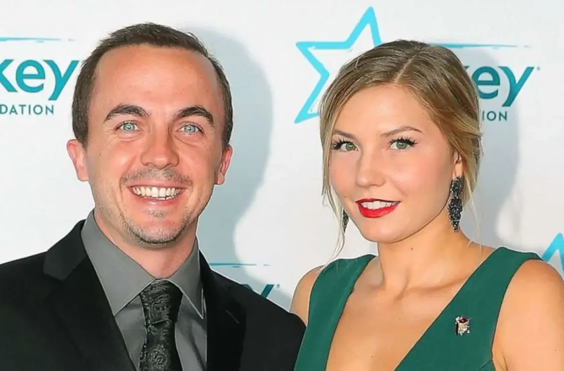 La pareja destaca su compromiso como amigos y co-padres en un comunicado.