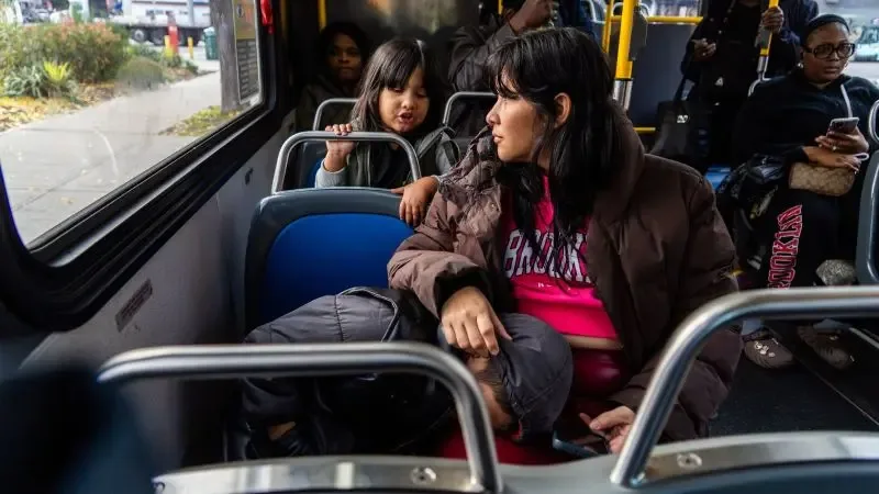 Franyelis y su hijo Emmanuel en su camino hacia un futuro incierto.