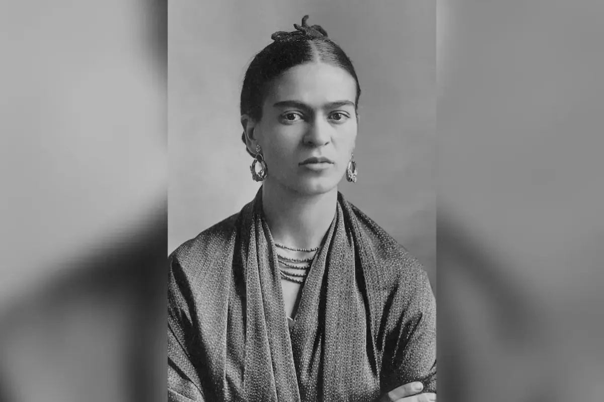 Frida Kahlo continúa siendo un ícono de la identidad y el feminismo, rompiendo tabúes a través de su obra.