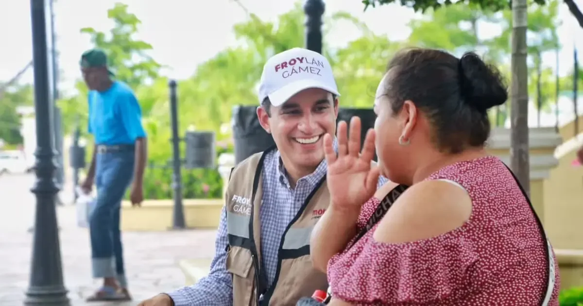El aspirante a coordinar los Comités de Defensa interactúa con ciudadanos en una gira por el Sur de Sonora.