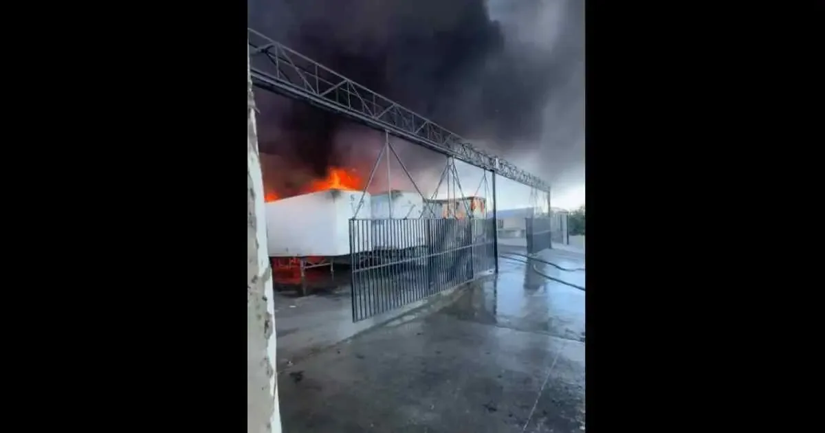 Un incendio de gran magnitud provoca evacuaciones y daños materiales en la planta cercana a El Paso, Texas.