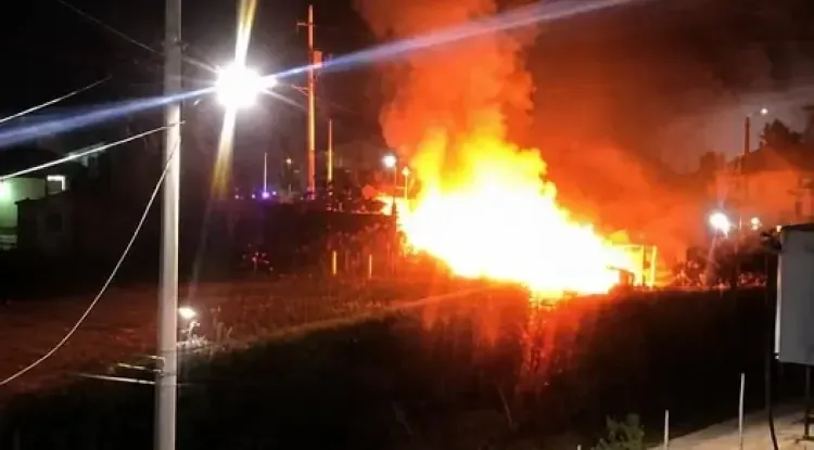 Un incendio en la colonia El Rastro provoca daños severos y pérdidas totales en un domicilio.