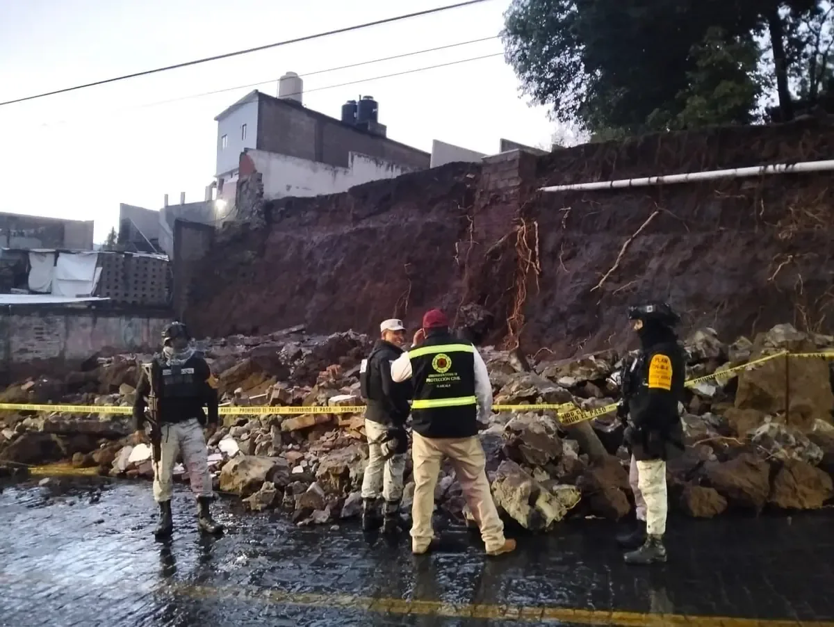 Fueron reportados encharcamientos y el colapso de una barda sin heridos.