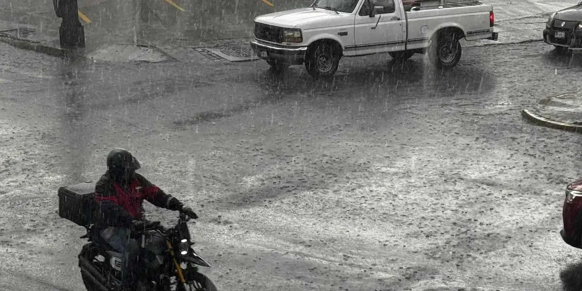 Las intensas lluvias en San Juan del Río causan estragos y desprendimientos en diversos puntos de la ciudad.