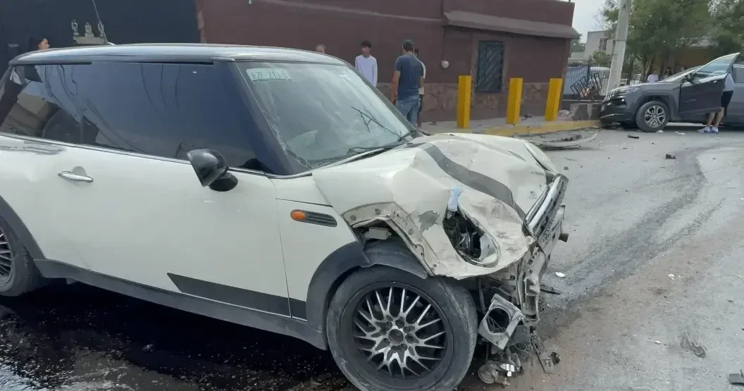 Un accidente vial en Saltillo dejó daños materiales; la falta de señalamientos es un problema en la zona.