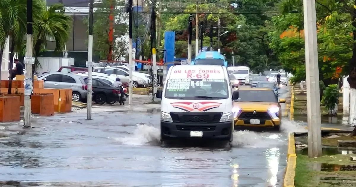 La intensa lluvia que azotó Cancún dejó encharcamientos y afectó el transporte público.