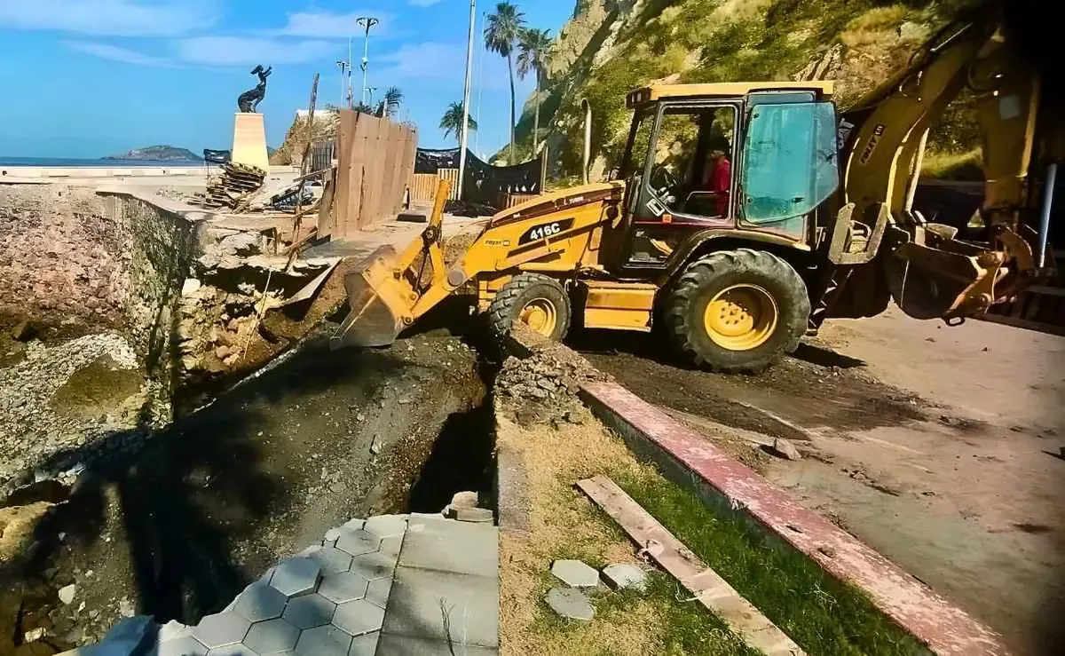 Las condiciones climáticas adversas afectan la infraestructura costera en Mazatlán, poniendo en riesgo actividades importantes.