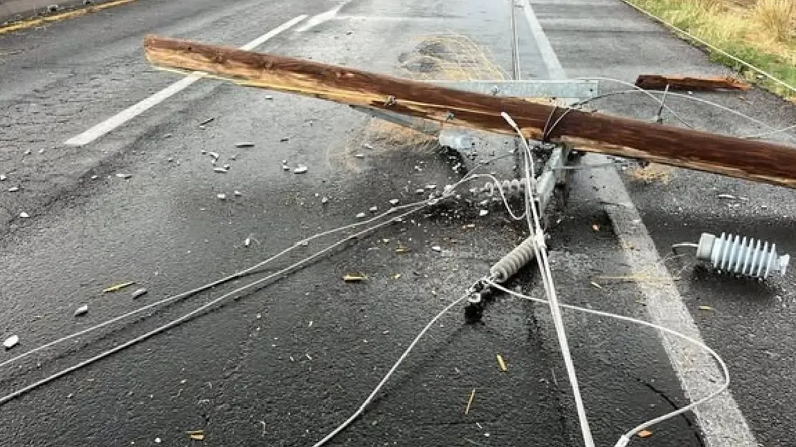 La circulación vehicular se ve afectada tras la caída de postes por lluvias intensas en Meoqui, Chihuahua.