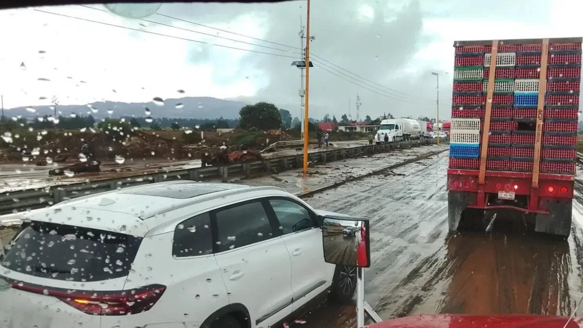 Las fuertes lluvias han causado daños en la autopista, afectando la circulación y generando preocupación entre los automovilistas.