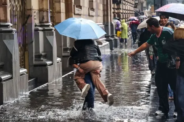 Las tormentas complican la movilidad y generan emergencias en distintas áreas urbanas.