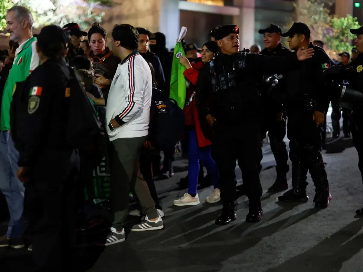 La selección de Inglaterra llega a México con estrictas medidas de seguridad ante antecedentes de disturbios.