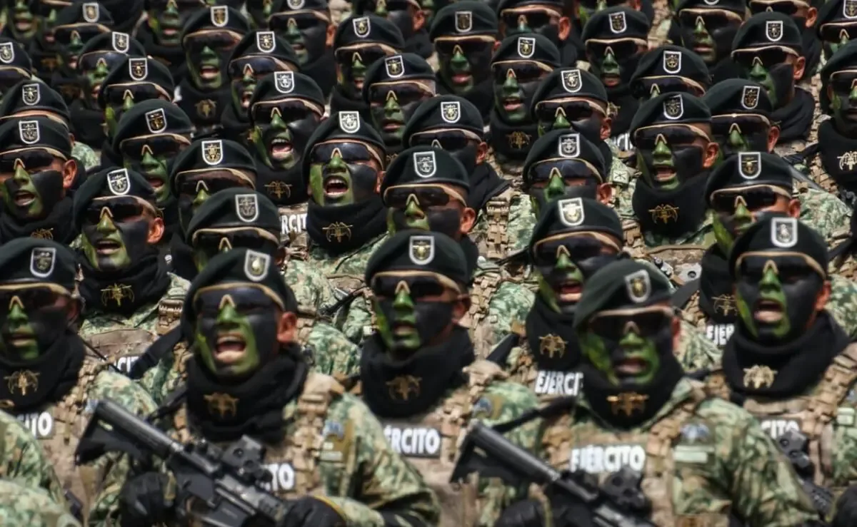 Militares y Guardia Nacional participan en la preparación del desfile por el 216 aniversario de la Independencia de México.