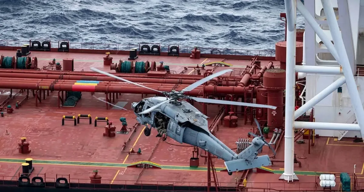 Fuerzas militares estadounidenses abordan un petrolero en el Océano Índico tras evadir sanciones.