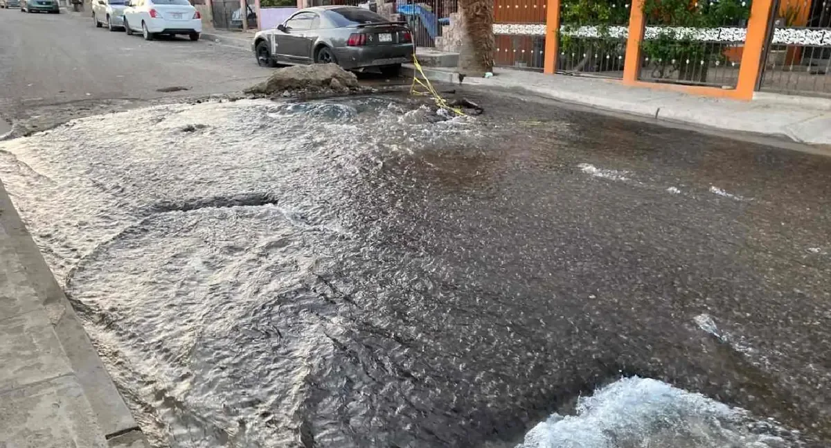 Una fuga de agua en Hermosillo ha dejado sin servicio a los habitantes de la colonia Insurgentes, alertando sobre problemas recurrentes.