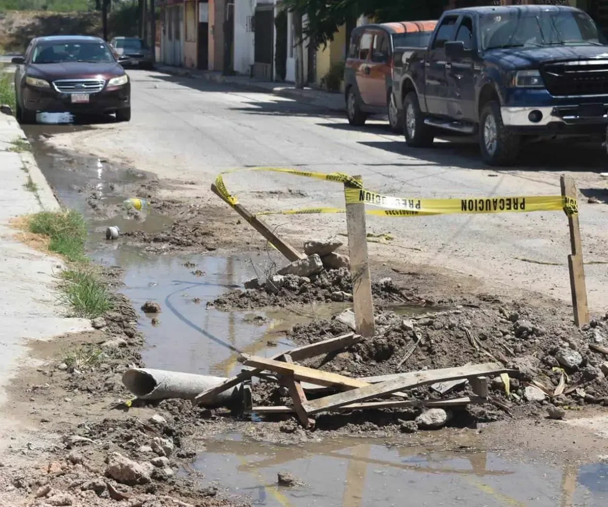 La prolongada fuga de agua en Reynosa afecta a la comunidad y pone de manifiesto problemas de infraestructura.