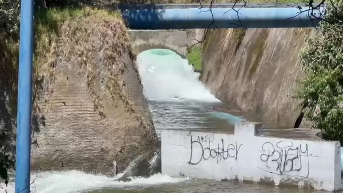 Una tubería rota genera afectaciones en San Francisco Tlalnepantla; vecinos organizan esfuerzos para desviar el agua.