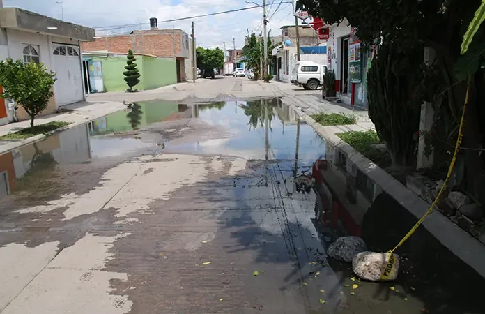 Habitantes reportan un fuerte olor y riesgo sanitario por la acumulación de agua residual.