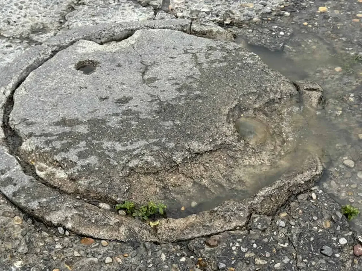 Habitantes exigen soluciones ante el mal estado de la red de drenaje.