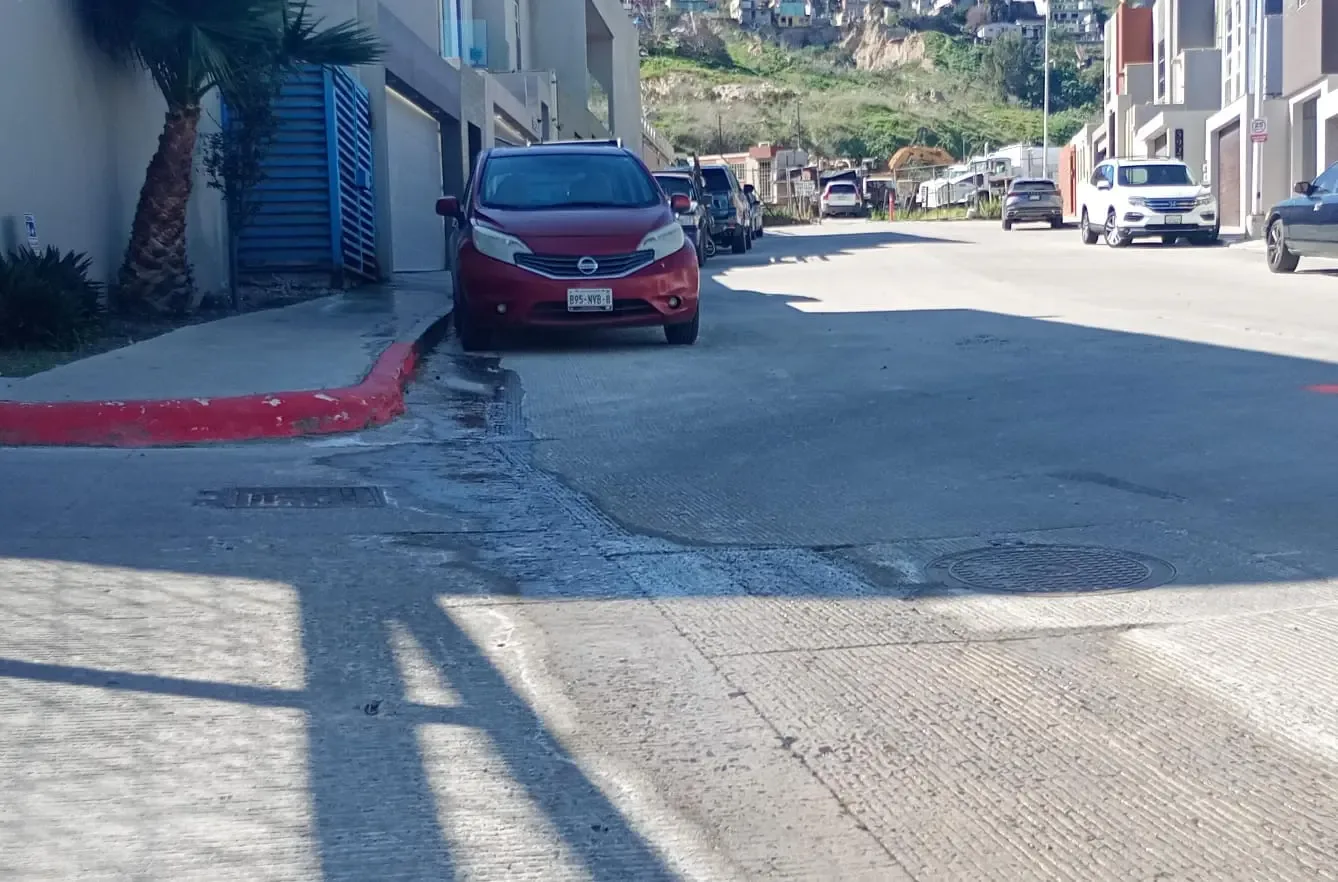 Fugas de agua afectan la seguridad del fraccionamiento Valle del Pedregal en Tijuana.