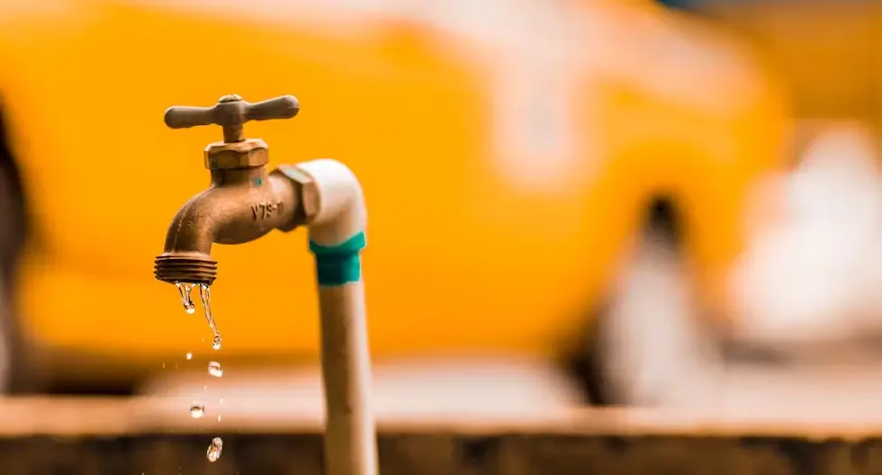 Las pequeñas filtraciones en el hogar aumentan costos significativos en el suministro de agua.