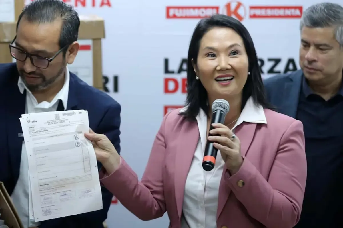 Keiko Fujimori se posiciona al frente en elecciones tras conteo final de votos, aunque su rival cuestiona los resultados.