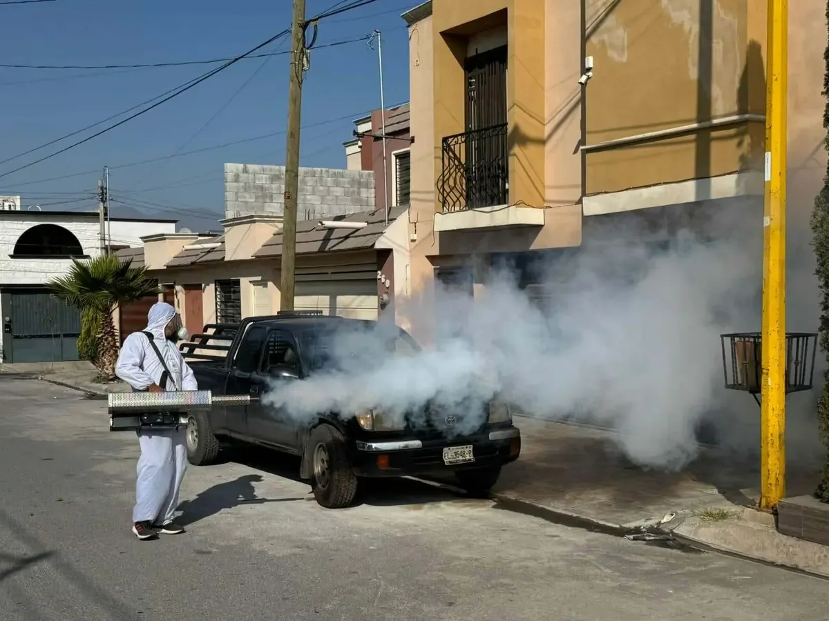 La Secretaría de Salud ajusta estrategias para combatir dengue sin afectar el programa contra el gusano barrenador.