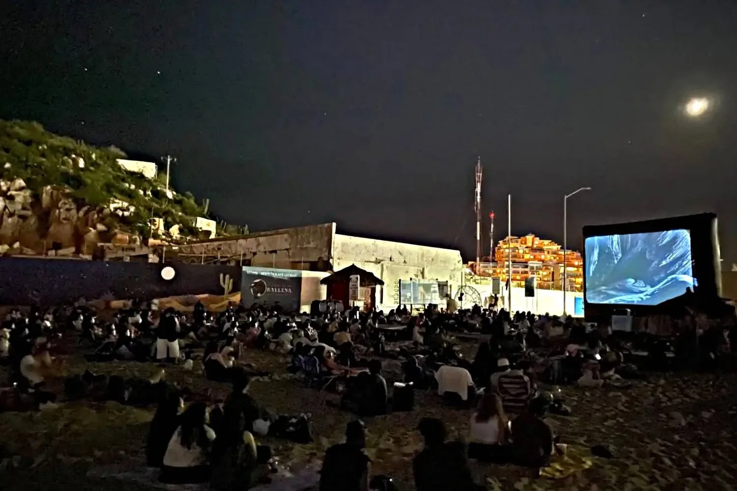 Función de cine gratuita este domingo en la playa El Corsario de Cabo San Lucas.