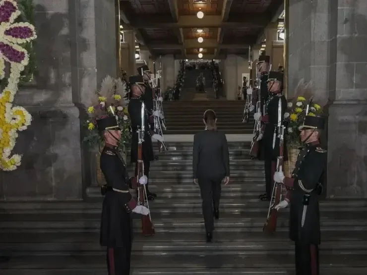 La situación revela tensiones internas en el partido gobernante de México ante presiones externas.
