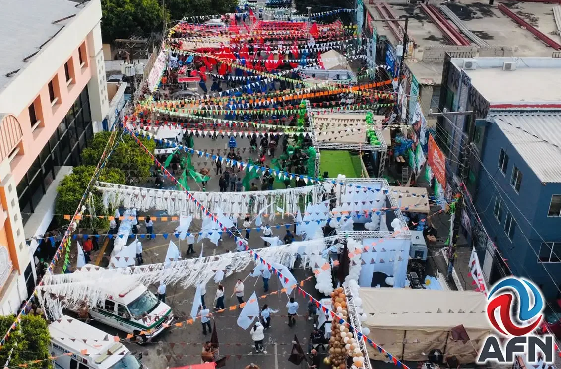 Funcionarios del sindicato en la sede del proceso electoral en Tijuana.