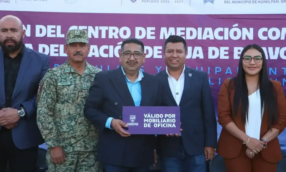 Funcionarios en la inauguración del nuevo Centro de Mediación Comunitaria en Huimilpan.
