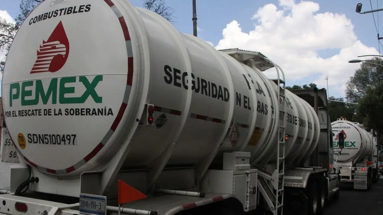 Funcionarios mexicanos analizan el futuro de los envíos petroleros a Cuba.