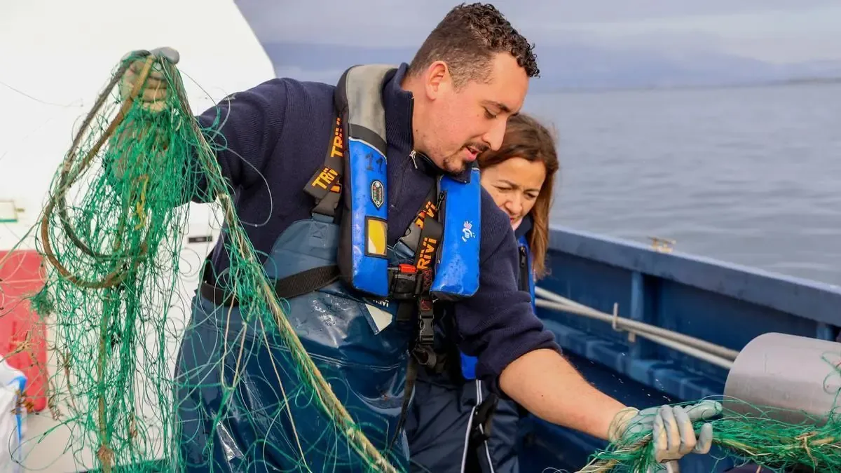 La industria pesquera de Galicia enfrenta desafíos por la extracción ilegal de productos en veda.