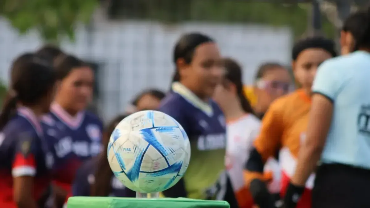 Asiste a un emocionante día de futbol amateur con entrada gratuita para toda la familia.