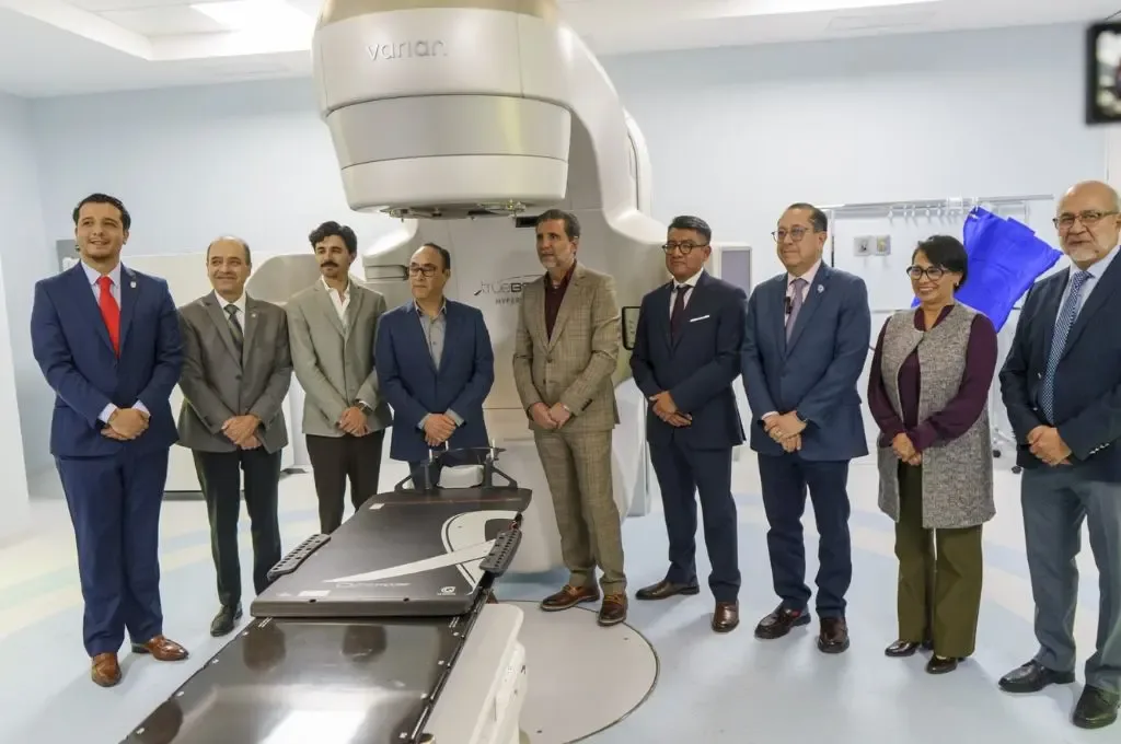 Gabriel Cortés Alcalá en la inauguración del acelerador lineal en León.