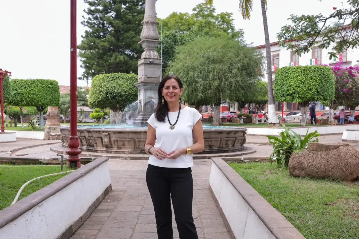La exsecretaria de Educación busca conocer necesidades locales y fomentar la organización ciudadana.