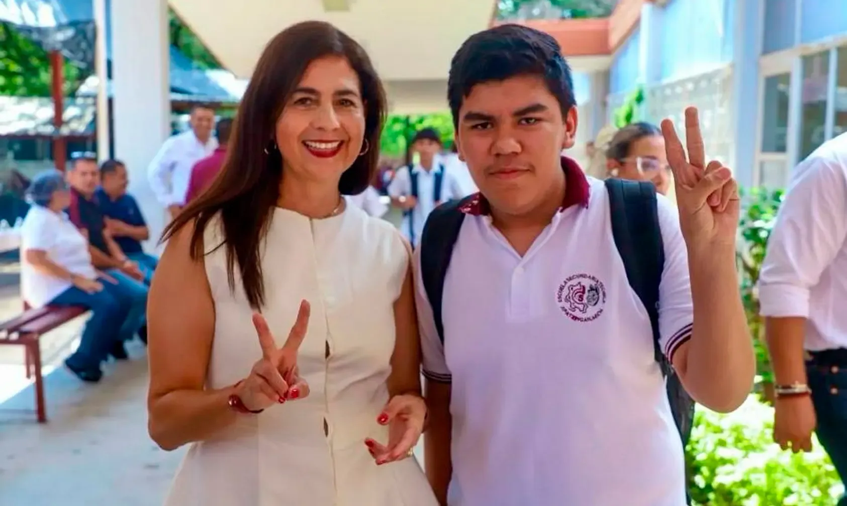 "Gaby Molina, secretaria de Educación en Michoacán, anima a padres a inscripciones."