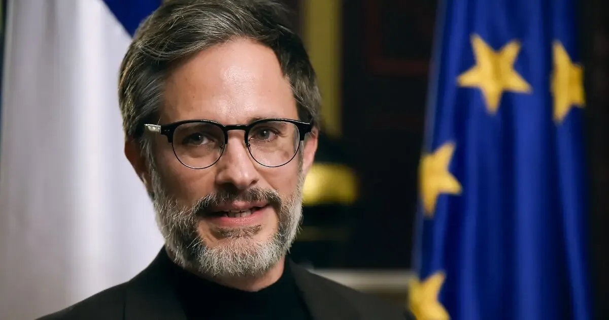 Gael García Bernal recibe la medalla de la Orden de las Artes y las Letras en Francia.