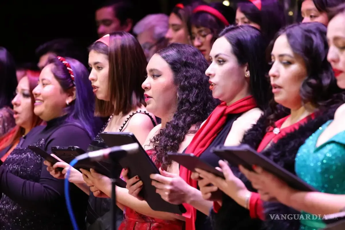Gala inaugural de la Compañía de Ópera de Saltillo en el Centro Cultural Vito Alessio Robles.