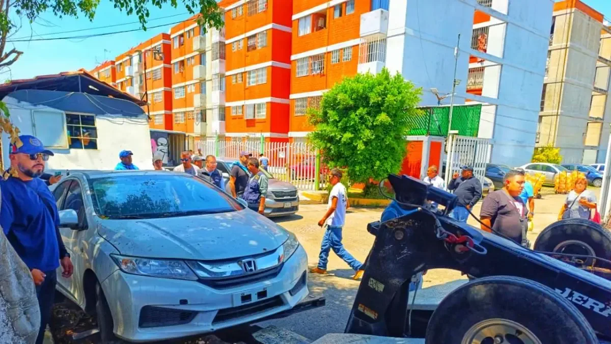 La limpieza de vehículos abandonados busca reducir riesgos y mejorar espacios públicos en la alcaldía.