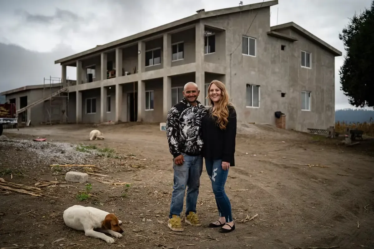 Candice y Fidel García Sánchez enfrentan retos en su sueño de vivienda propia y comparten su travesía en redes sociales.
