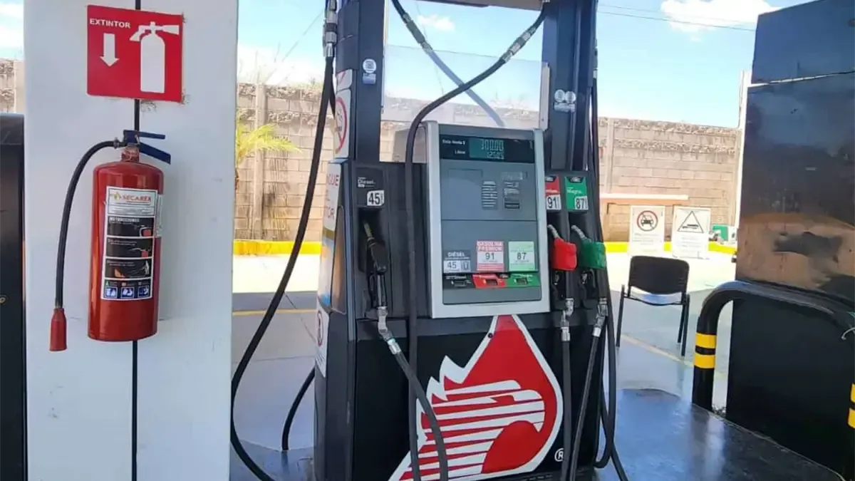 La diferencia en precios de gasolina permite ahorrar hasta 55 centavos por litro en algunas estaciones.