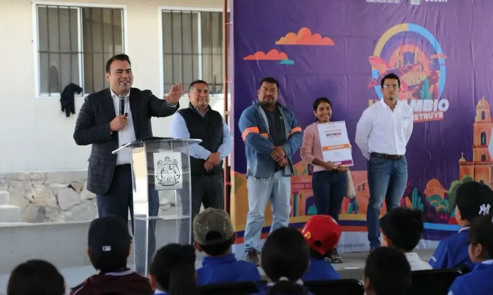 Gaspar Trueba entrega obras educativas y urbanas en La Esperanza, Querétaro.