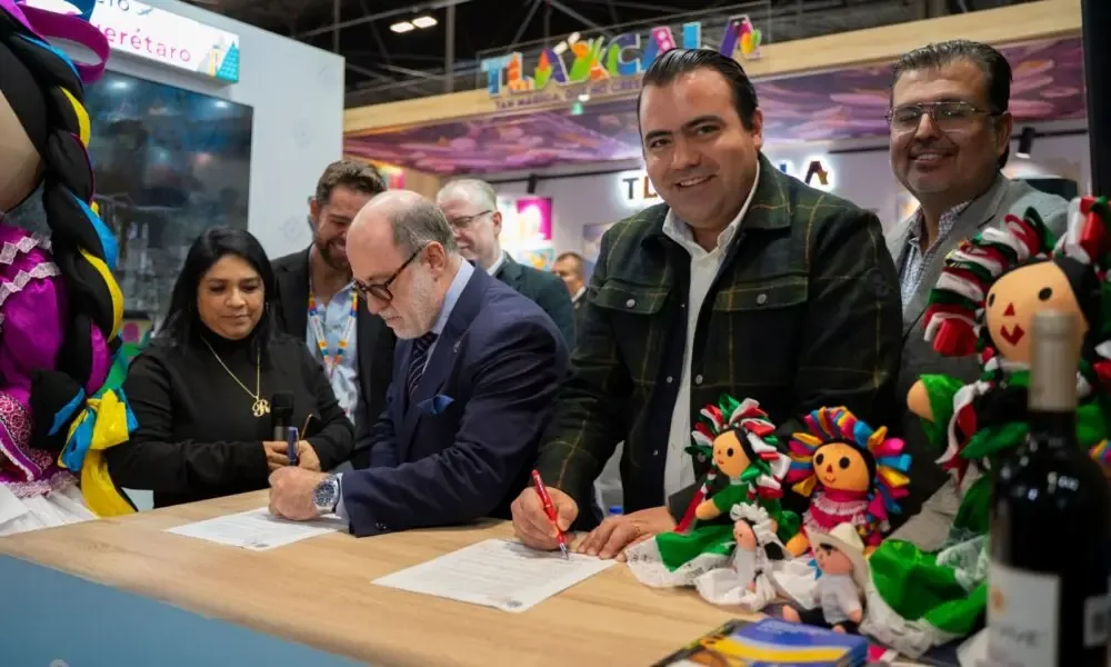 Gaspar Trueba Moncada firma convenio con Skål International en Madrid.