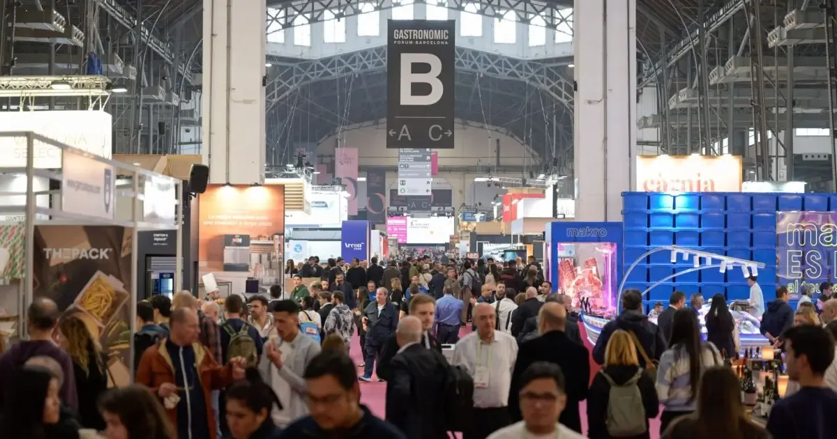 La feria aborda la tradición culinaria y la innovación en la gastronomía, con una amplia variedad de propuestas.